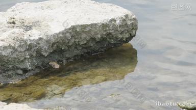 在河岸边的石头
